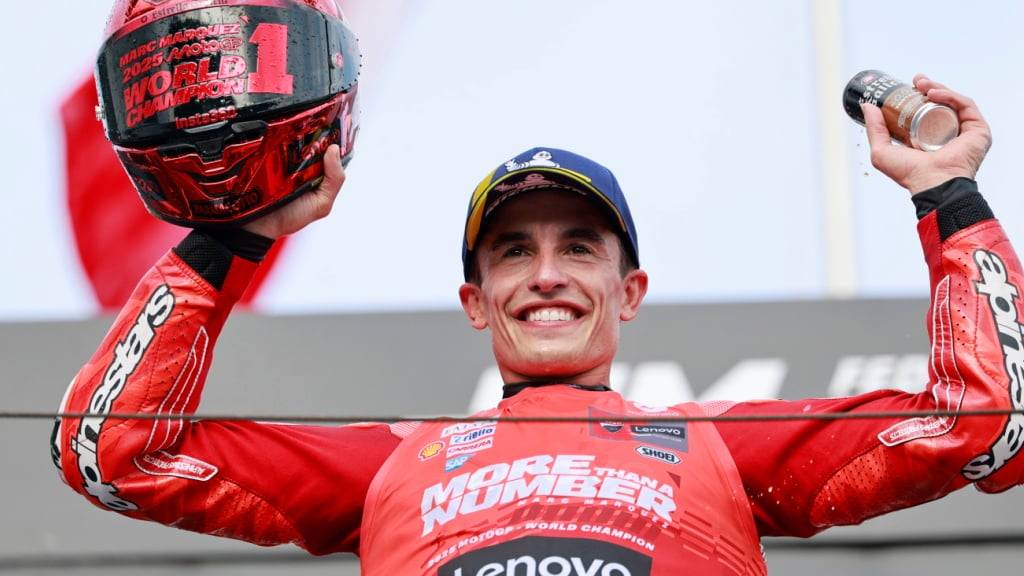 Wieder ganz oben: Marc Marquez jubelt über seinen siebten WM-itel, den ersten seit 2019