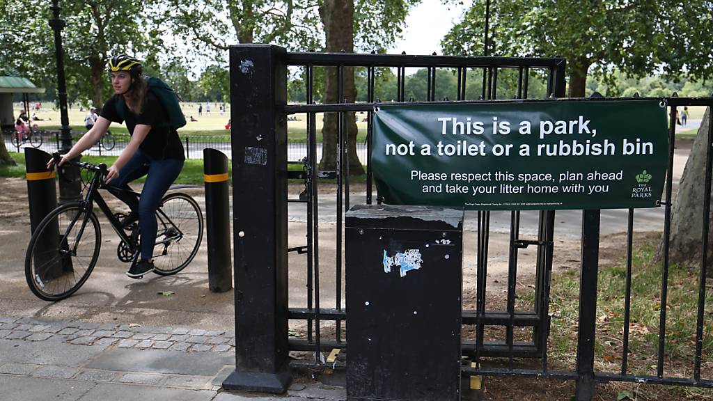 Ein Transparent mit der Aufschrift «Das ist ein Park und keine Toilette oder  Müllhalde» hängt an einem Eingang zum Hyde Park. Foto: Jonathan Brady/PA Wire/dpa