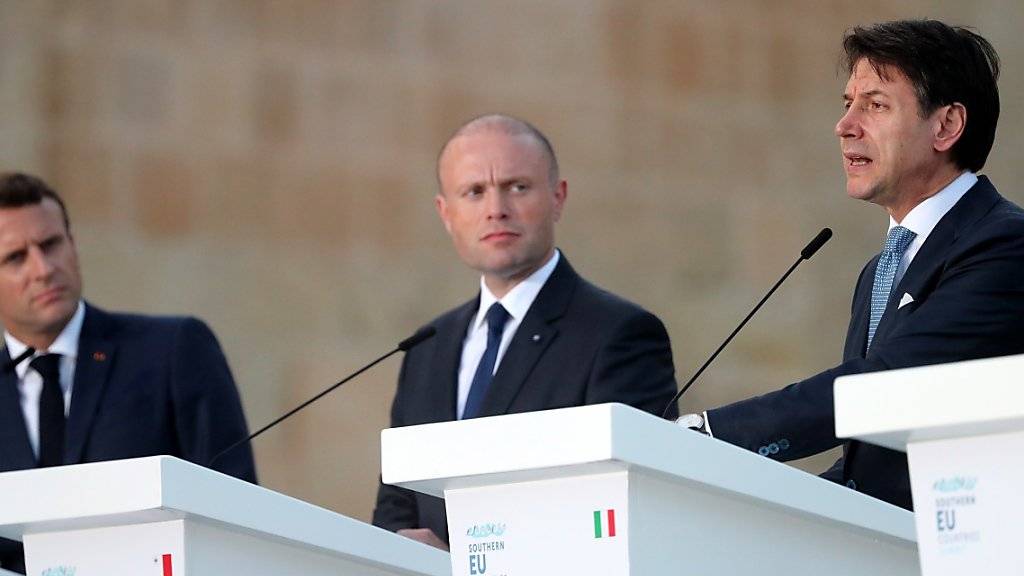 Die südeuropäischen Länder haben in Malta zu einer gerechteren Verteilung von Flüchtlingen innerhalb der EU aufgerufen. Im Bild Frankreichs Präsident Emmanuel Macron (links), Maltas Ministerpräsident Joseph Muscat, (Mitte) und Italiens Ministerpräsident Giuseppe Conte (rechts). EPA/DOMENIC AQUILINA