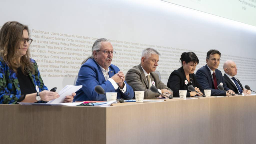 Noémie Roten (vorne links) und Parlamentsmitglieder aus fünf Parteien werben in Bern auf dem Podium für die Service-citoyen-Initiative.