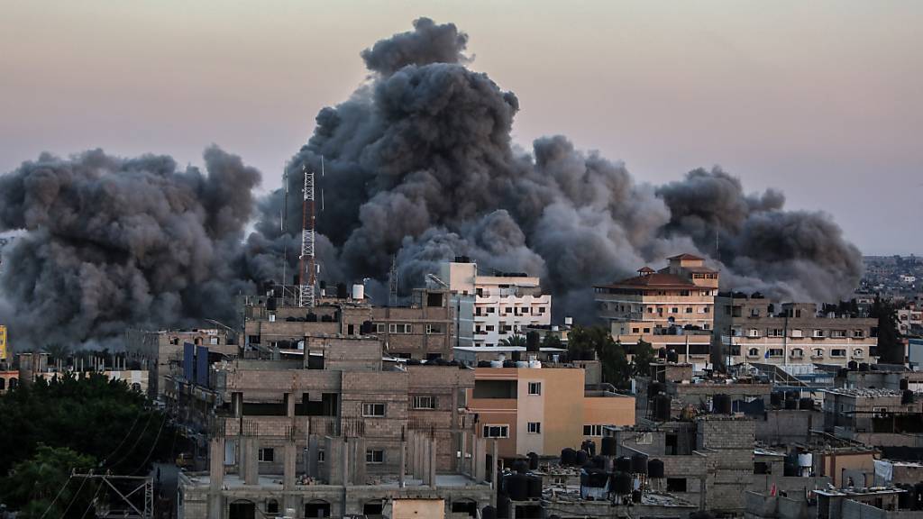 Rauchschwaden steigen nach israelischen Luftangriffen im Gazastreifen auf. Foto: Abed Rahim Khatib/dpa