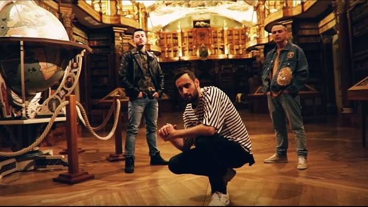 Eine ungewöhnliche Umgebung für Rap: Xen, Eaz und Liba von Physical Shock drehen das Video für ihren Song Mozart in der Stiftsbibiliothek St.Gallen.