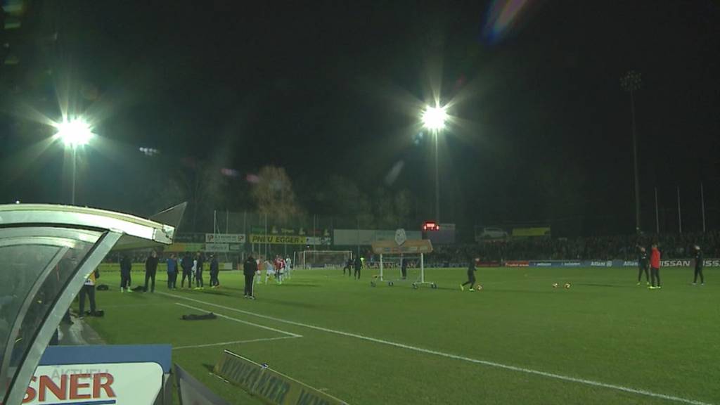 Historisches Geschenk: Die Gewinner holen die alten Brügglifeld-Stadionlampen ab