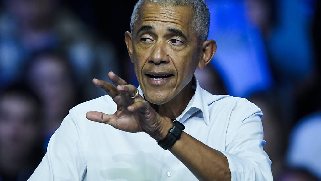 ARCHIV - Der ehemalige US-Präsident Barack Obama spricht bei einer Wahlkampfveranstaltung zur Unterstützung der demokratischen US-Präsidentschaftskandidatin Harris in Philadelphia. Foto: Matt Rourke/AP/dpa