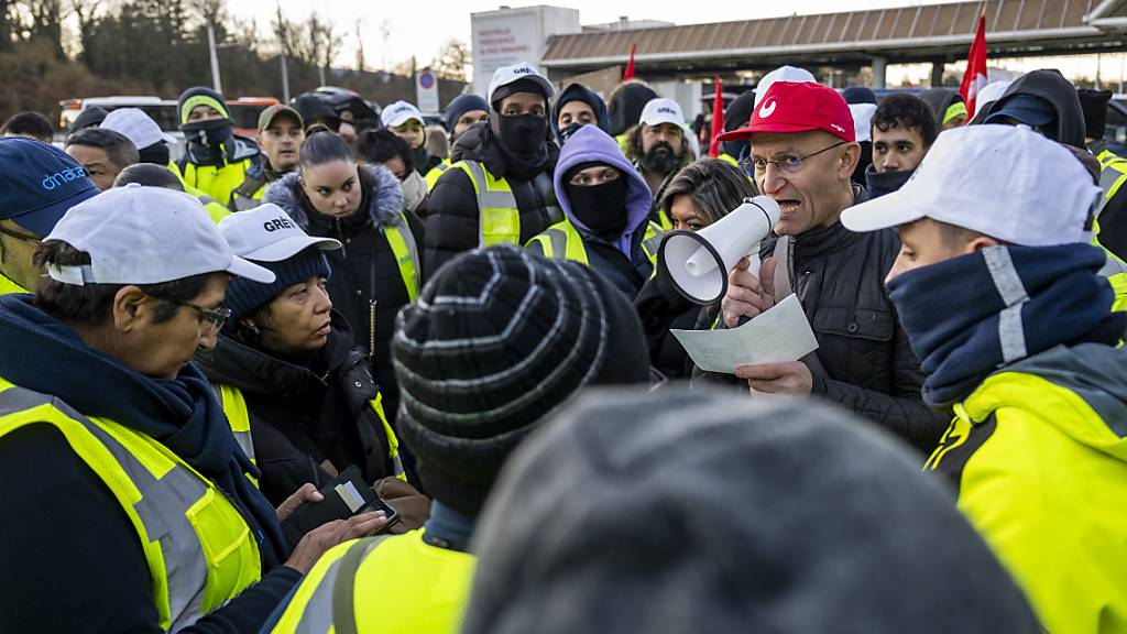 Die streikenden Dnata-Mitarbeiter versammelten sich am Sonntagmorgen bei Sonnenaufgang vor dem Abflugterminal des Genfer Flughafens.