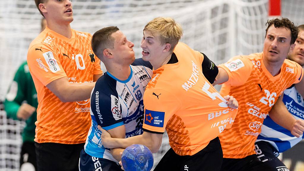 Die Kadetten Schaffhausen in den orangen Trikots spielen nächste Woche ums europäische Weiterkommen