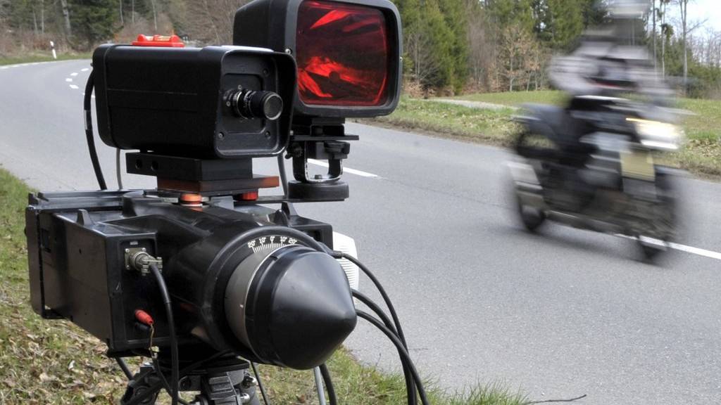 Drei Motorradfahrer mussten ihren Führerschein abgeben, weil sie zu schnell durch den Kanton St.Gallen fuhren. (Symbolbild)