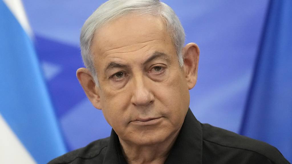 Benjamin Netanjahu, Ministerpräsident von Israel, nimmt an einer Pressekonferenz teil. Foto: Christophe Ena/AP Pool/dpa