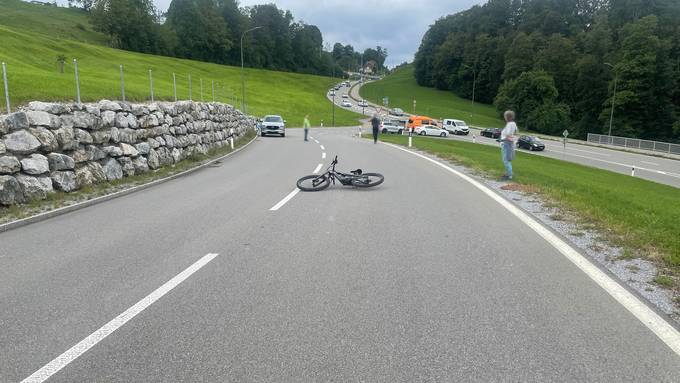 Velofahrer (34) fährt im Slalom und stürzt – lebensbedrohlich verletzt