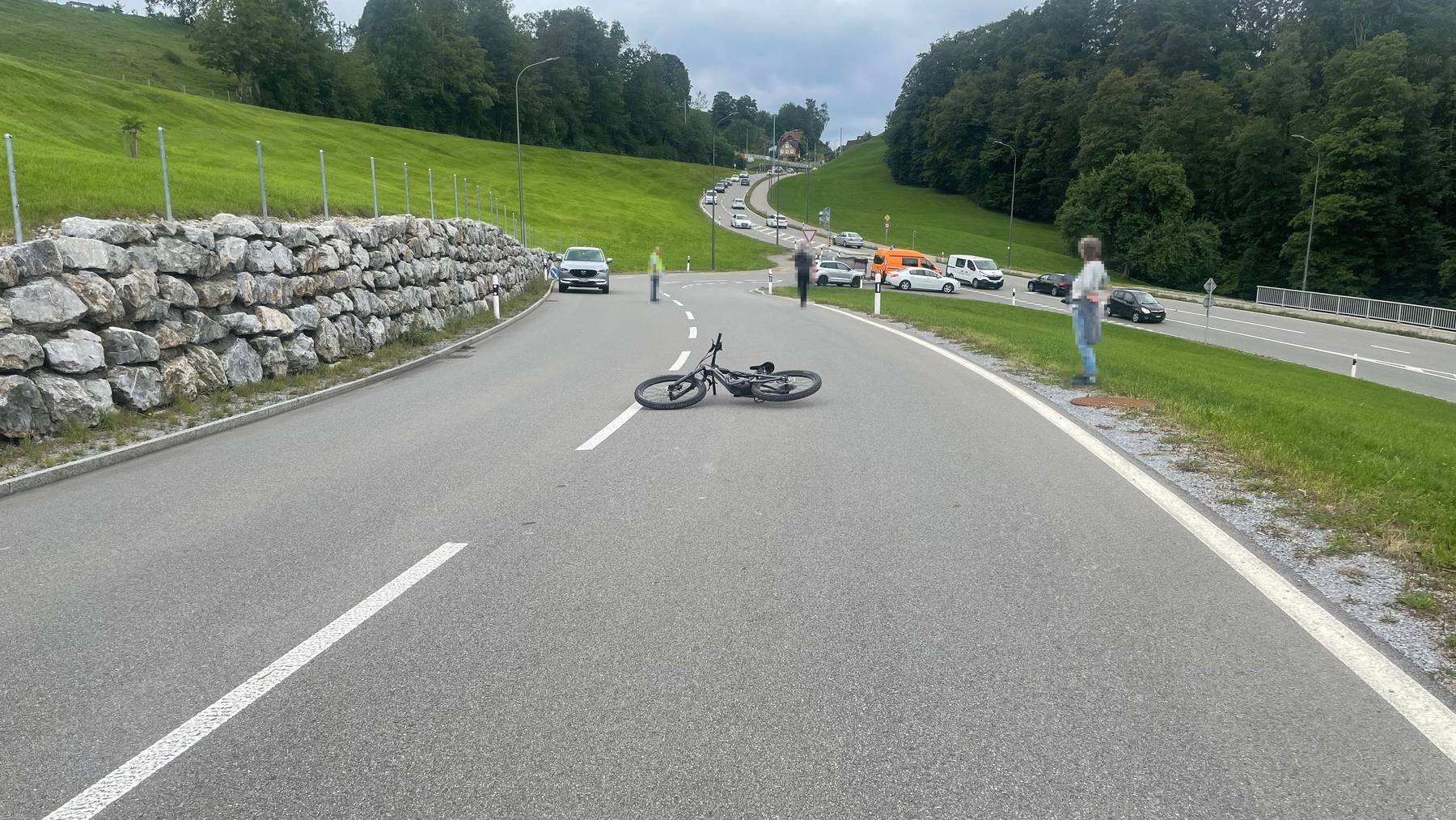 Der 34-jährige Mann war am Donnerstagnachmittag mit seinem E-Bike auf der Heinrichsbadstrasse abwärts in Richtung Appenzeller Strasse unterwegs. 