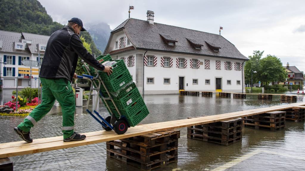 Die Nidwaldner Klimastrategie enthält auch einen Leitsatz zum Umgang mit Naturgefahren, wie hier einem Hochwasser im Dorfkern von Stansstad im Juli 2021. (Archivbild)