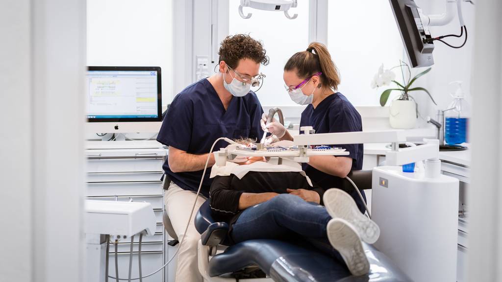 Zahnarztpraxen bleiben weiterhin offen, jedoch nur für dringende Fälle.