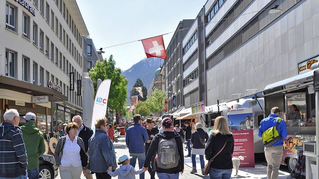 Zahlreiche Foodtrucks stehen an der Bahnhofstrasse in Chur. (Bild: purcatering.ch/purstreetfood)