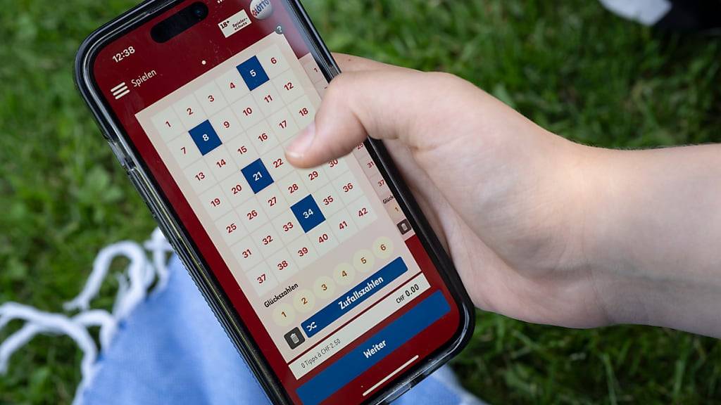 Eine Person füllt auf ihrem Smartphone ein Euromillions-Spiel in der Swisslos Euromillions-App aus. (Archivbild)