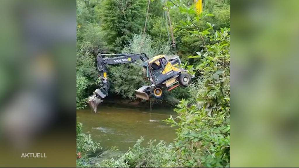 Schwierige Bergung: In Bärschwil überschlägt sich ein Bagger zum Fluss hinunter