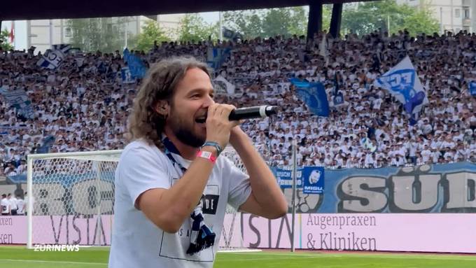 Elijah Salomon singt zusammen mit 22'000 Fans die FCZ-Hymne