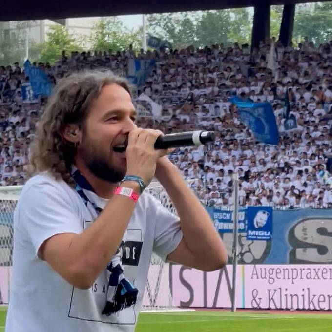 Elijah Salomon singt zusammen mit 22'000 Fans die FCZ-Hymne