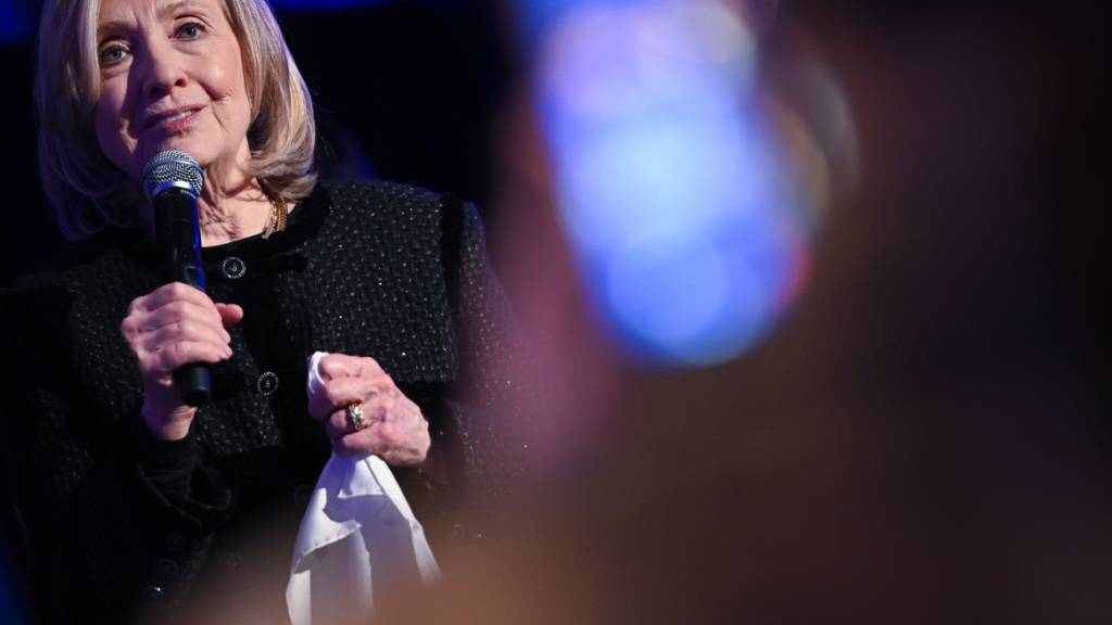 ARCHIV - Hillary Clinton spricht bei der Gala Cinema for Peace  Democracy. Foto: Britta Pedersen/dpa