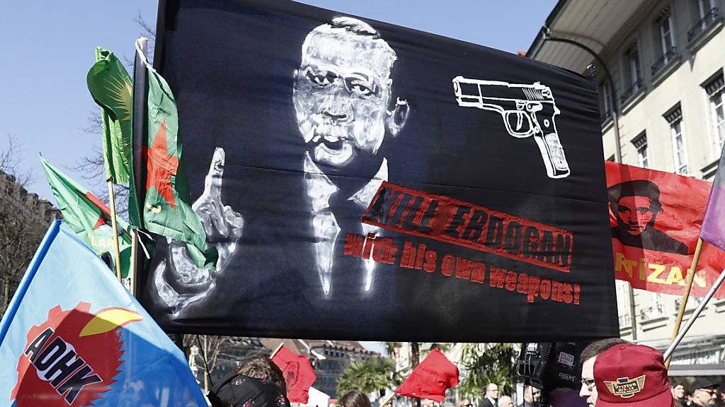 Dieses «Kill Erdogan»-Plakat an einer Demonstration in Bern von Ende März erregt weiter die Gemüter. (Archivbild)