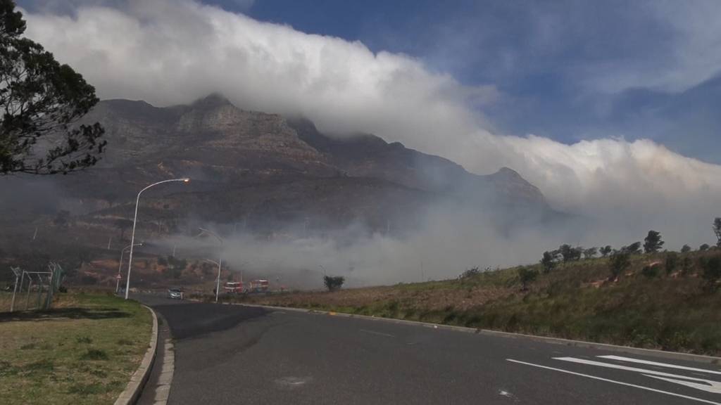 Tafelberg von Rauch verhüllt: Buschbrand in Kapstadt