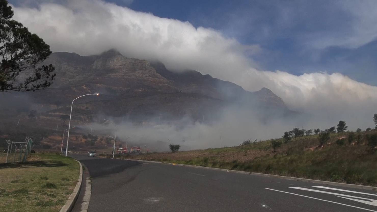 Tafelberg von Rauch verhüllt: In Kapstadt brennt es - TeleZüri