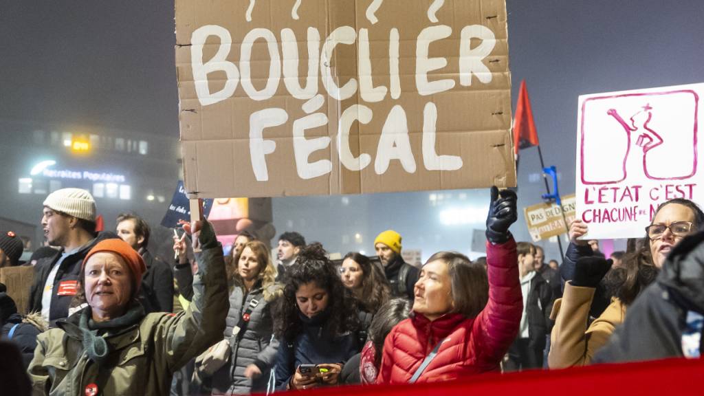 Waadtländer Staatsangestellte gingen in den vergangenen Wochen wiederholt auf die Strasse, um gegen die Sparpläne der Regierung zu protestieren. (Archivbild)