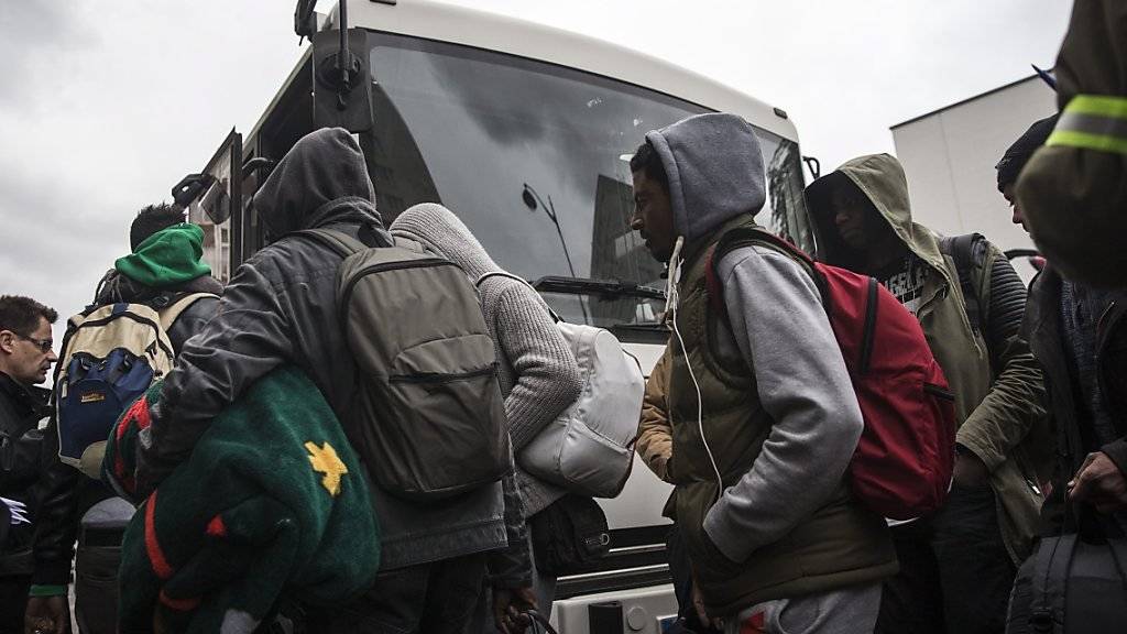 Die Flüchtlinge wurden in offizielle Unterkünfte in Paris und Umgebung gebracht.