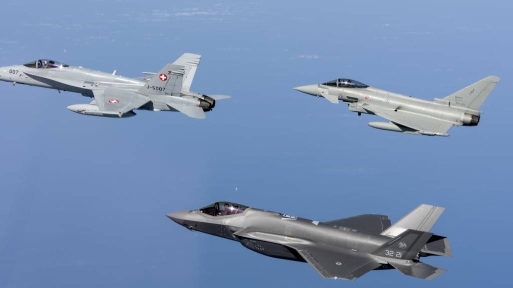 Der Kampfjet des Typs F-35 (unten) soll den aktuelle F/A-18 (oben links) ablösen. (Archivbild)