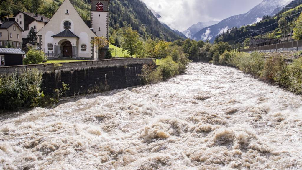 Hochwasser, wie hier 2020 im Urner Reusstal bei Gurtnellen, gehört zu den Gefahrenszenarien, die der Kanton Uri in der aktualisierten Gefährdungs- und Risikoanalyse aufzeigt. (Archivaufnahme)