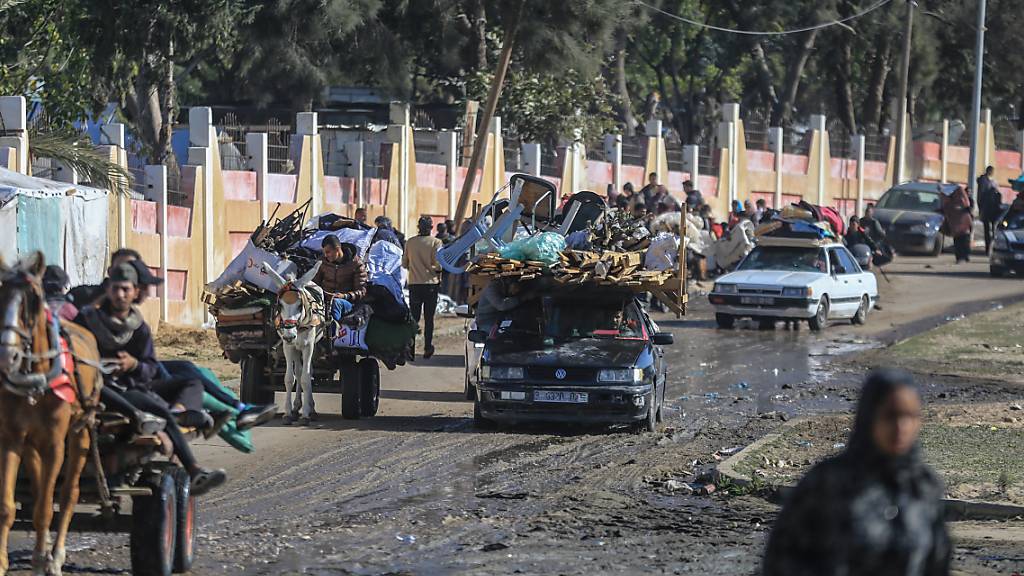 Palästinensische Familien fliehen vor den anhaltenden israelischen Angriffen auf Chan Junis in Richtung Rafah. Foto: Mohammed Talatene/dpa