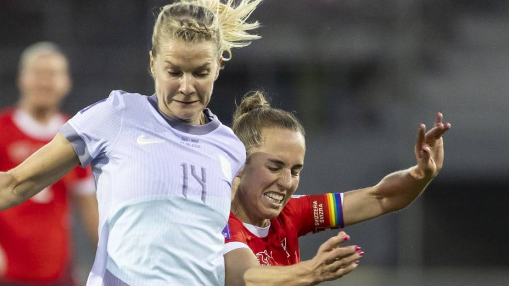 Auf Stürmerin Ada Hegerberg (links) ruhen die norwegischen EM-Hoffnungen