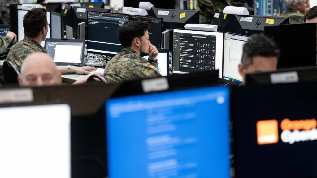 Während drei Wochen bereiten sich 3500 Spezialisten aus 41 Nationen auf den digitalen Ernstfall vor. Auch Fachleute der Schweizer Armee nehmen an der Nato-Übung in Polen teil. (Archivbild)