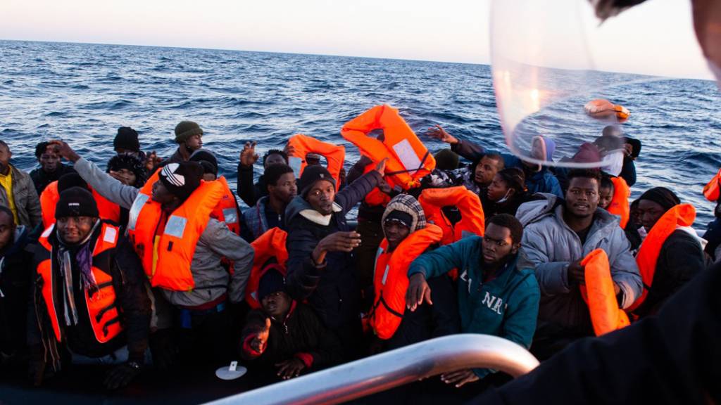 HANDOUT - Migranten werden vom Seenotrettungsschiff «Ocean Viking» gerettet. Foto: Fabian Mondl/SOS MEDITERRANEE/dpa - ACHTUNG: Nur zur redaktionellen Verwendung im Zusammenhang mit der aktuellen Berichterstattung und nur mit vollständiger Nennung des vorstehenden Credits