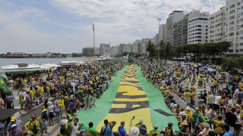 Demonstranten an der Copacabana in Rio de Janeiro fordern mit einem grossen Transparent die Absetzung der brasilianischen Präsidentin Dilma Rousseff.