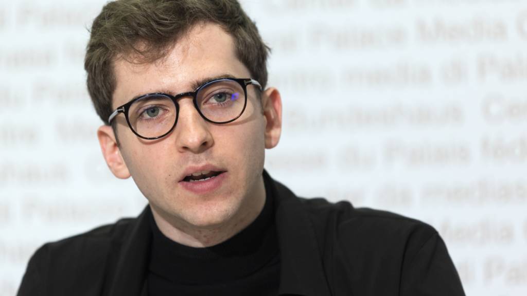 Die Personalausgaben des Bundes sollen prozentual nicht stärker wachsen als das Medianeinkommen der Schweiz: Jonas Lüthy, Präsident der Jungfreisinnigen Schweiz, stellt den Medien die Initiative für eine Verwaltungsbremse vor.