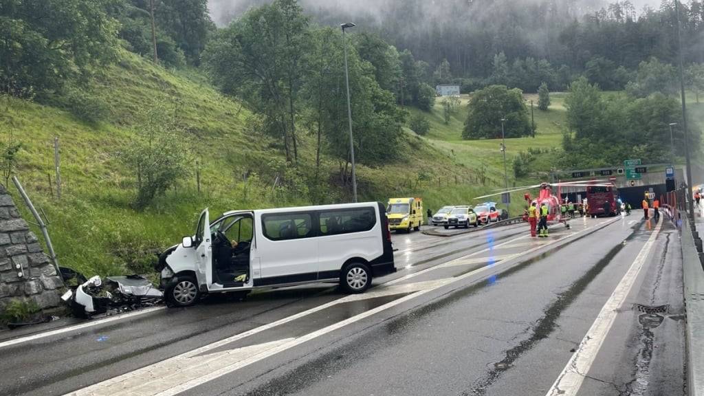 Nach dem Unfall landete ein Helikopter der Rega auf der Autobahn.