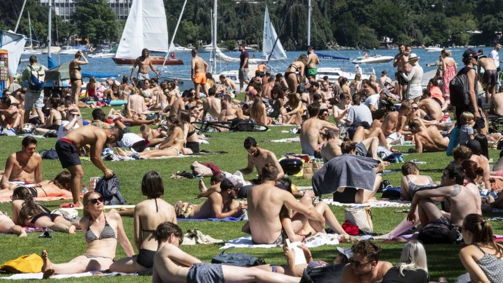 Der Zürichsee zieht die Menschenmassen im Sommer an. Nun soll die Stadt Zürich den Badenden Gratis-Duschen zur Verfügung stellen, findet das Parlament. (Archivbild)