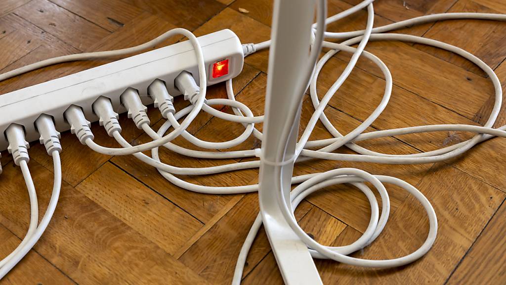 In 25'000 Betrieben und Haushalten der Surselva floss am Dienstag zeitweise kein Strom durch solche Kabel. (Archivbild)