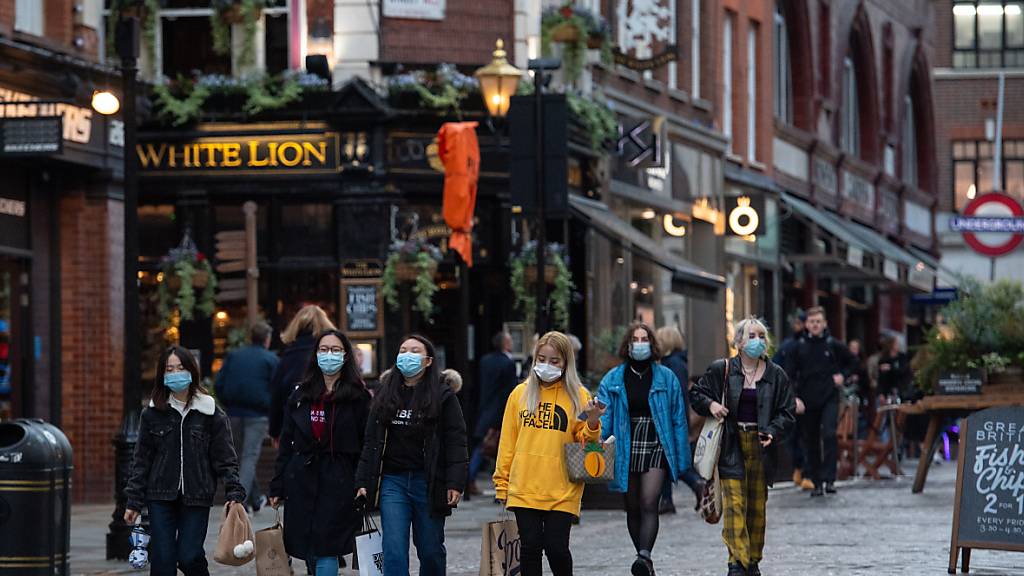 Menschen tragen Mund-Nasen-Schutz und gehen in Covert Garden. Londons Bürgermeister Khan kündigte weitere Maßnahmen angesichts rapide steigender Corona-Infektionzahlen an. Angehörige verschiedener Haushalte in Innenräumen nicht mehr treffen. Foto: Dominic Lipinski/PA Wire/dpa