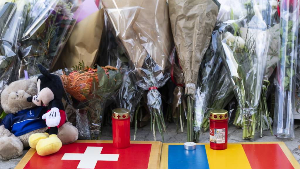 Blumen und Kerzen im Pavillon vor der Bar «Le Constellation» in  Crans-Montana VS.
