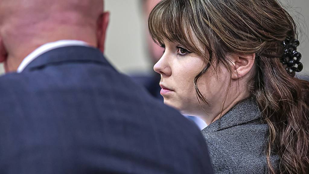 ARCHIV - Hannah Gutierrez-Reed, Film-Waffenmeisterin beim Dreh des Westerns «Rust», unterhält sich mit ihrem Anwalt Jason Bowles im Gerichtssaal bei ihrem Prozess wegen fahrlässiger Tötung und Manipulation von Beweismitteln. 