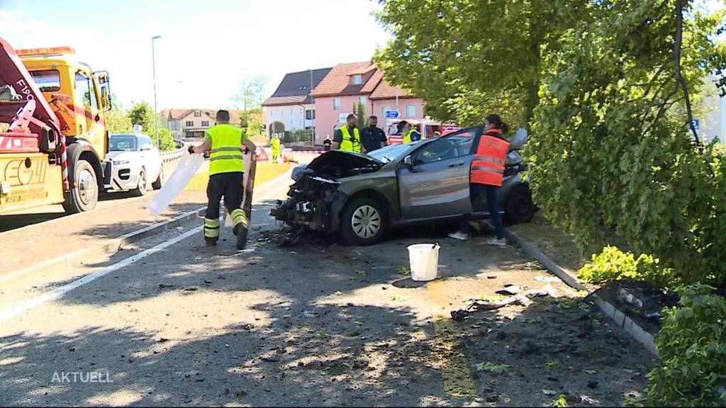 Zwei Autodiebe fahren gestohlenen Mercedes zu Schrott und ergreifen anschliessend die Flucht