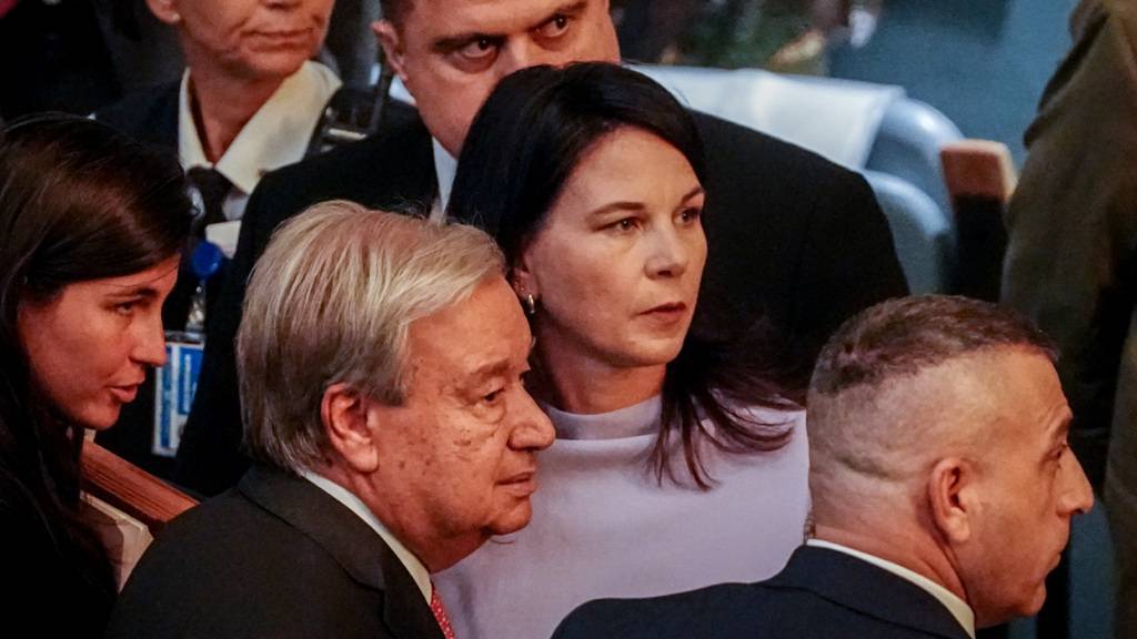 António Guterres (M,l-r), Generalsekretär der Vereinten Nationen, und Annalena Baerbock, Präsidentin der Generalversammlung der Vereinten Nationen. Foto: Kay Nietfeld/dpa