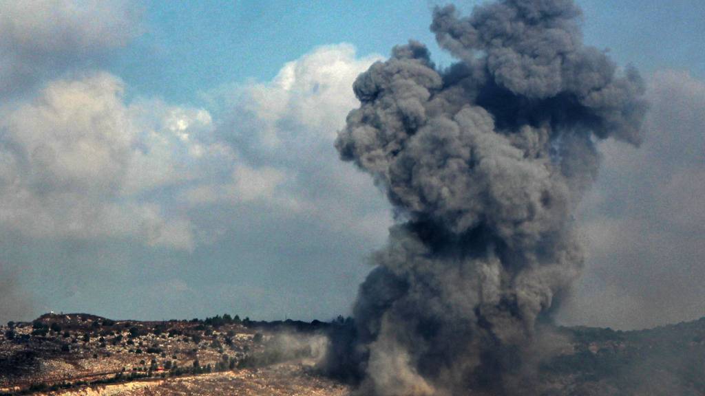 ARCHIV - Schwarze Rauchschwaden steigen nach einem israelischen Luftangriff auf einen mutmaßlichen Hisbollah-Stützpunkt am Rande der südlibanesischen Stadt Nabatieh auf. Foto: STR/dpa