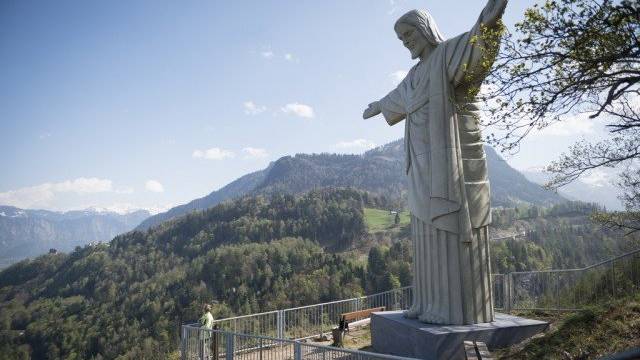 Die Christus Statue ist 2,4 Tonnen schwer, insgesamt 11 Meter hoch und 6 Meter breit, und wurde mittels Spezialhelikopter auf den Hausberg gehievt.