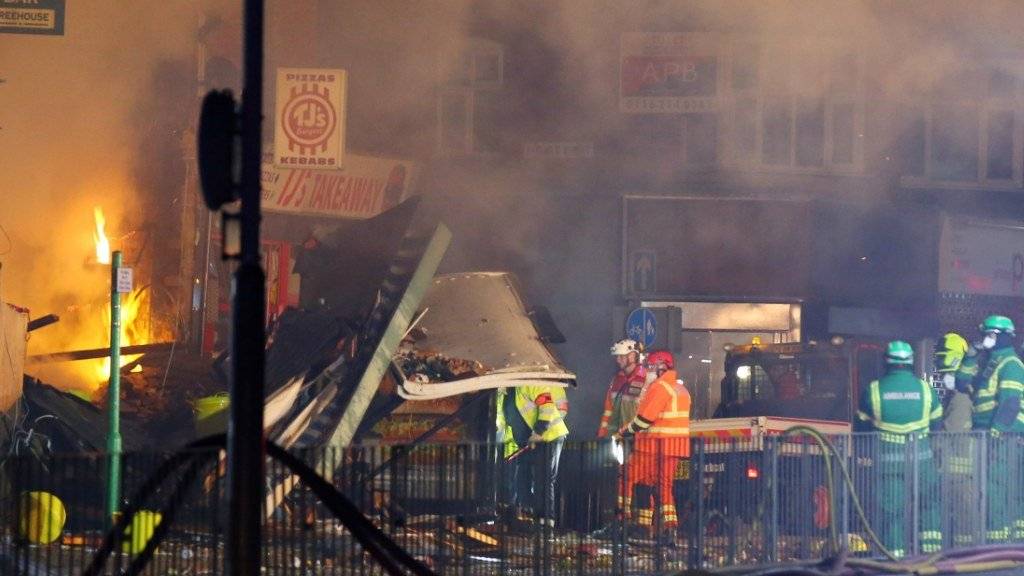 Beim Einsturz eines Gebäudes nach einer Explosion in der mittelenglischen Stadt Leicester sind vier Menschen getötet worden.