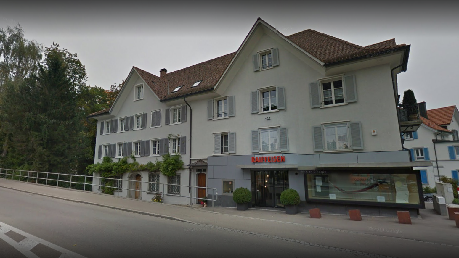 Ein Unbekannter hat am Montagabend die Raiffeisenbank in Oberuzwil überfallen.