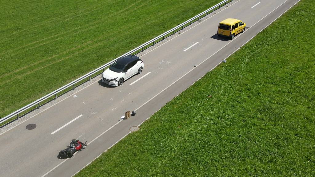 Ausserschwyz: Motorradfahrer schwer verletzt und Diesel-Leck