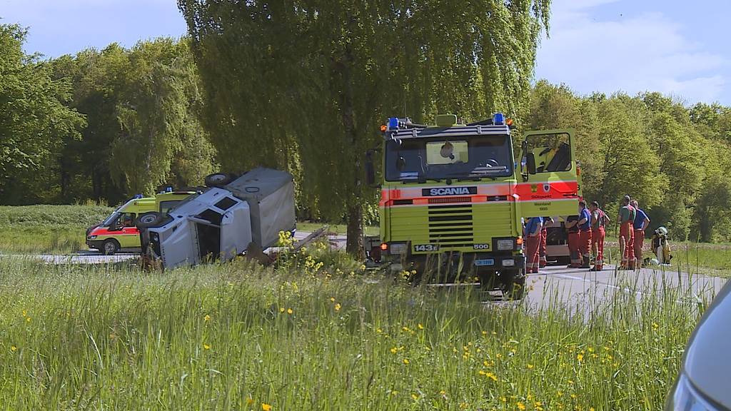 Pickup kippt auf landwirtschaftliches Gerät  - Zwei Personen verletzt