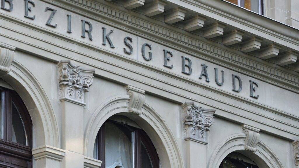 Zwei Basler Fussballfans werden sich vor dem Bezirksgericht Winterthur wegen schwerer Körperverletzung und Angriff verantworten müssen. (Archivbild)